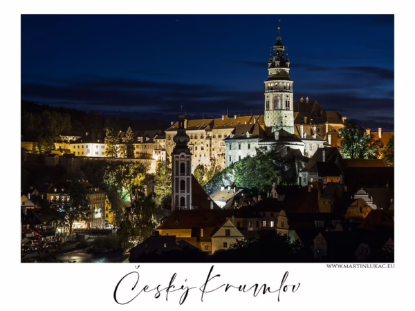 Český Krumlov – noční pohled na osvětlený zámek a město, autor Martin Lukač