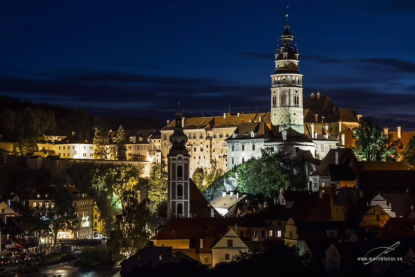 Český Krumlov – pohled na noční zámek a staré město pod hvězdnou oblohou, autor Martin Lukač