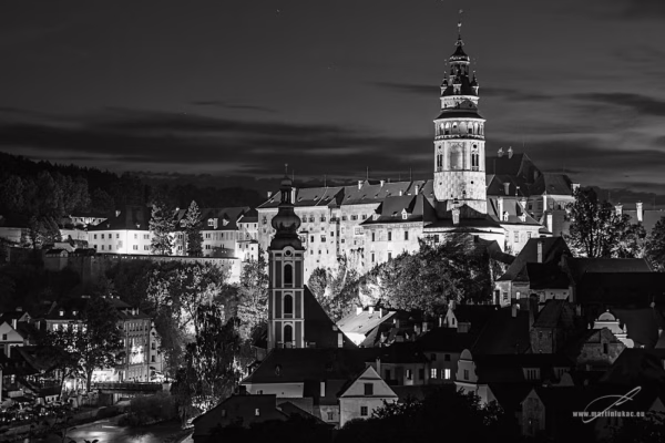 Český Krumlov – černobílá verze nočního pohledu na historické centrum, autor Martin Lukač