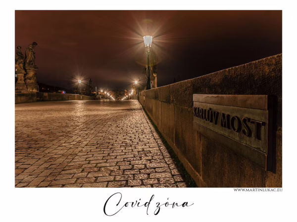 Noční pohled na prázdný Karlův most s cedulí a lampami, autor Martin Lukač, pražský fotograf, www.martinlukac.eu