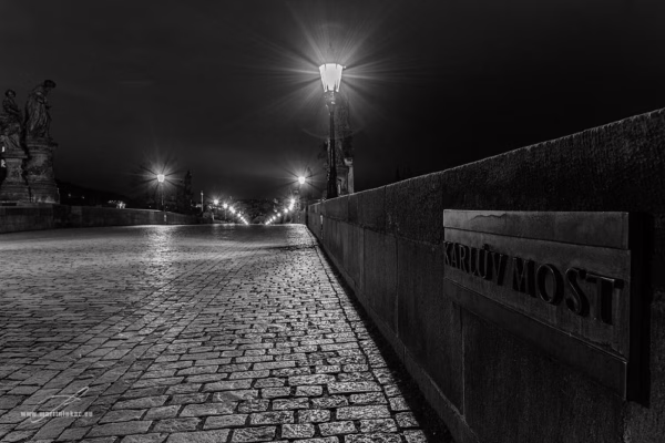 Černobílá verze nočního záběru Karlova mostu během pandemie, autor Martin Lukač, pražský fotograf, www.martinlukac.eu