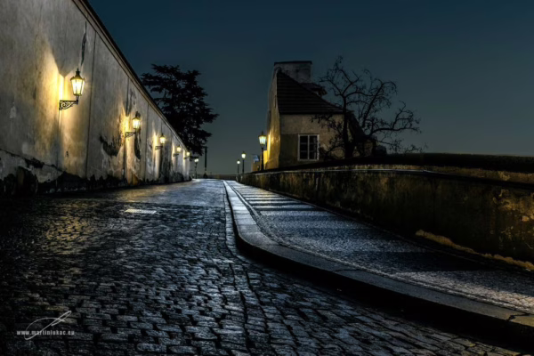 Noční prázdná ulice v Praze během pandemie, autor Martin Lukač, pražský fotograf, www.martinlukac.eu