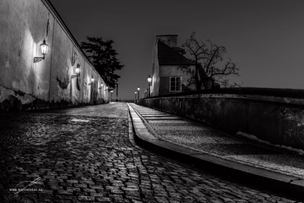 Černobílá verze noční prázdné pražské ulice během pandemie, autor Martin Lukač, pražský fotograf, www.martinlukac.eu