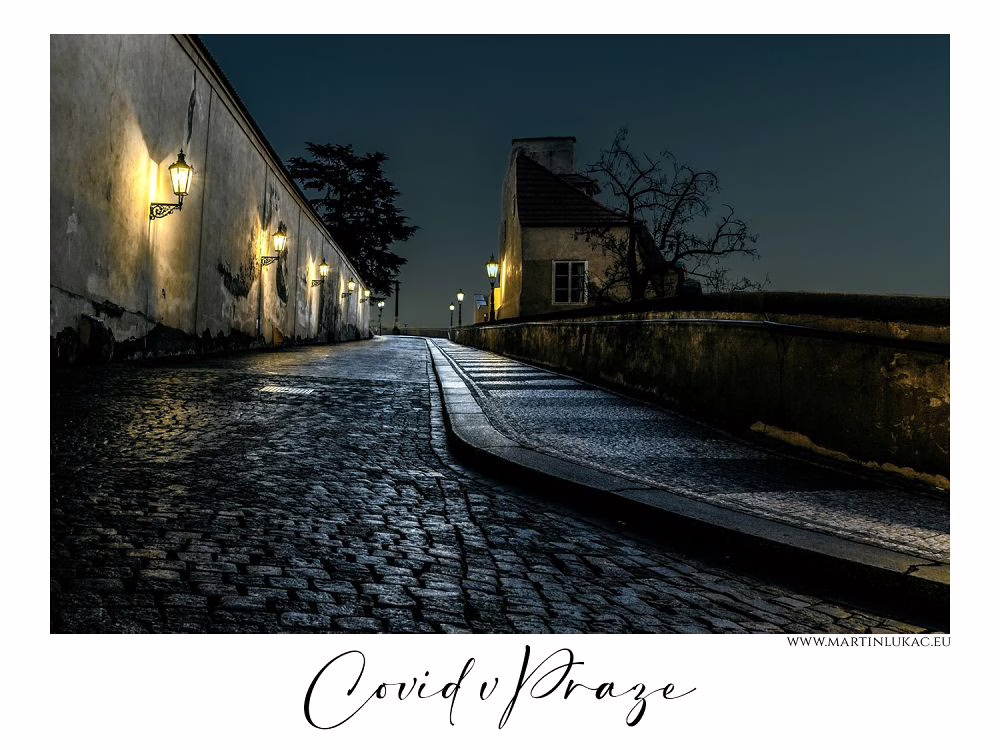 Noční prázdná ulice v Praze se svítilnami během pandemie, autor Martin Lukač, pražský fotograf, www.martinlukac.eu