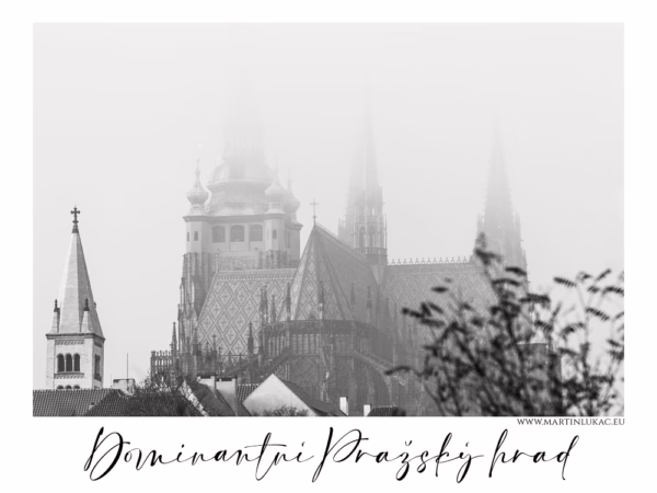 Pražský hrad a chrám sv. Víta zahalený ranní mlhou, černobílá silueta s jemnými detaily, autor Martin Lukač