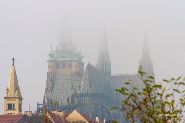 Pražský hrad a chrám sv. Víta zahalený ranní mlhou, černobílá silueta s jemnými detaily, autor Martin Lukač
