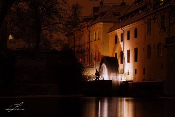 Čertovský mlýn na Kampě v noci, nasvícený a roztočený, autor Martin Lukač, pražský fotograf, www.martinlukac.eu