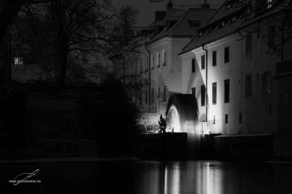 Černobílá verze fotografie mlýnského kola na Kampě v noci, autor Martin Lukač, pražský fotograf, www.martinlukac.eu