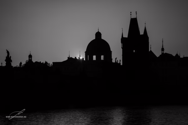 Černobílá verze siluet pražských věží při západu slunce, autor Martin Lukač, pražský fotograf, www.martinlukac.eu