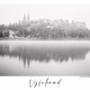Mlžný pohled na historickou pevnost Vyšehrad s dvojvěžím baziliky sv. Petra a Pavla, odraz ve Vltavě, autor Martin Lukač
