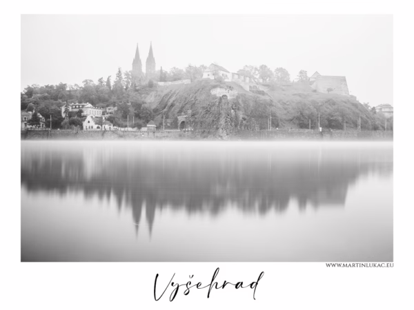 Mlžný pohled na historickou pevnost Vyšehrad s dvojvěžím baziliky sv. Petra a Pavla, odraz ve Vltavě, autor Martin Lukač
