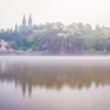 Mlžný pohled na historickou pevnost Vyšehrad s dvojvěžím baziliky sv. Petra a Pavla, odraz ve Vltavě, autor Martin Lukač