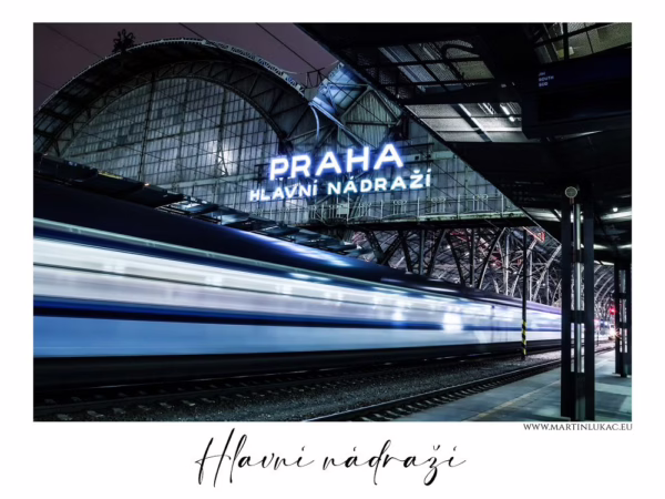 Noční pohled na hlavní nádraží v Praze s rozmazaným projíždějícím vlakem, autor Martin Lukač, pražský fotograf, www.martinlukac.eu