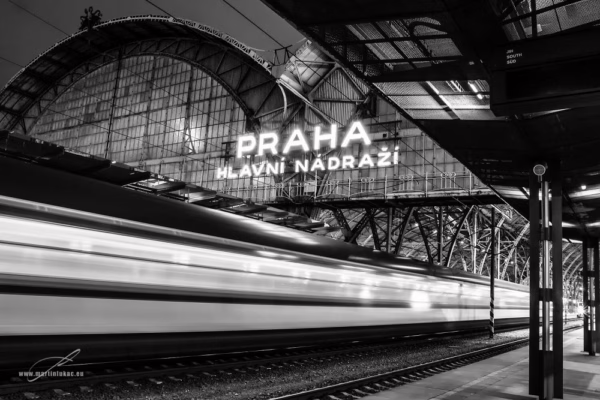 Černobílá verze fotografie hlavního nádraží v Praze s projíždějícím vlakem, autor Martin Lukač, pražský fotograf, www.martinlukac.eu