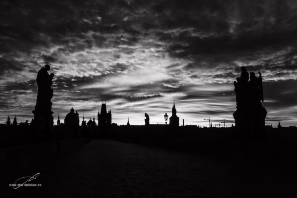 Černobílá verze fotografie Karlova mostu při východu slunce, autor Martin Lukač, pražský fotograf, www.martinlukac.eu