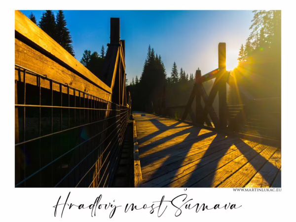 Hradlový most Šumava – pohled na dřevěný most v zapadajícím slunci, autor Martin Lukač