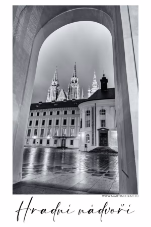 Hradní nádvoří s výhledem na katedrálu sv. Víta skrze monumentální oblouk, autor Martin Lukač, pražský fotograf, www.martinlukac.eu