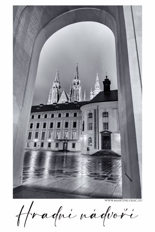Hradní nádvoří s výhledem na katedrálu sv. Víta skrze monumentální oblouk, autor Martin Lukač, pražský fotograf, www.martinlukac.eu