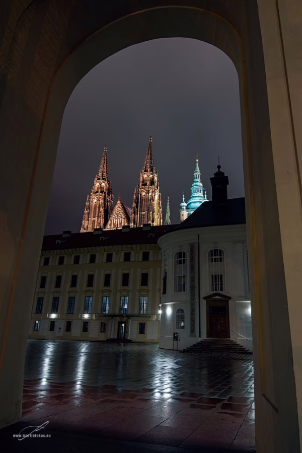 Hradní nádvoří s výhledem na katedrálu sv. Víta skrze monumentální oblouk, autor Martin Lukač, pražský fotograf, www.martinlukac.eu