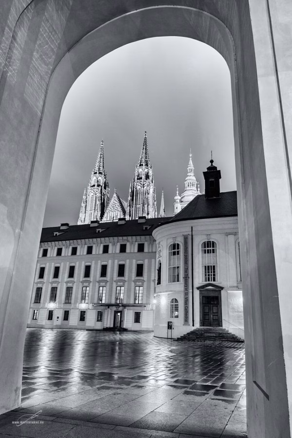 Černobílá verze pohledu na Hradní nádvoří s katedrálou sv. Víta, autor Martin Lukač, pražský fotograf, www.martinlukac.eu