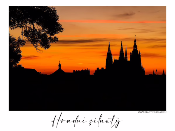 Silueta Pražského hradu při západu slunce s oranžovou oblohou, autor Martin Lukač, pražský fotograf, www.martinlukac.eu