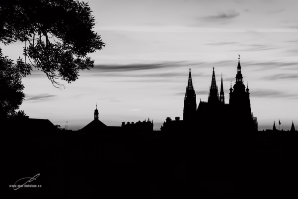 Černobílá verze siluety Pražského hradu při západu slunce, autor Martin Lukač, pražský fotograf, www.martinlukac.eu