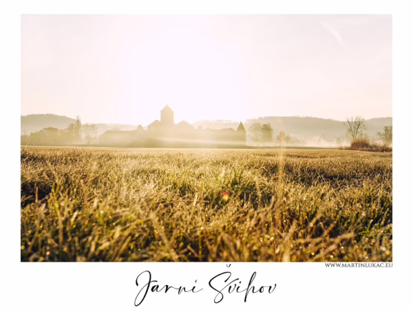 Jarní Švihov – ranní mlha a slunce nad hradem v krajině, autor Martin Lukač