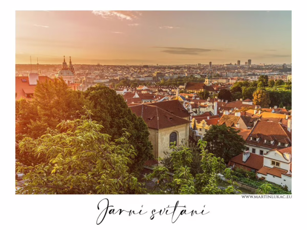Jarní ráno nad střechami Prahy zalité teplým světlem, autor Martin Lukač, pražský fotograf, www.martinlukac.eu