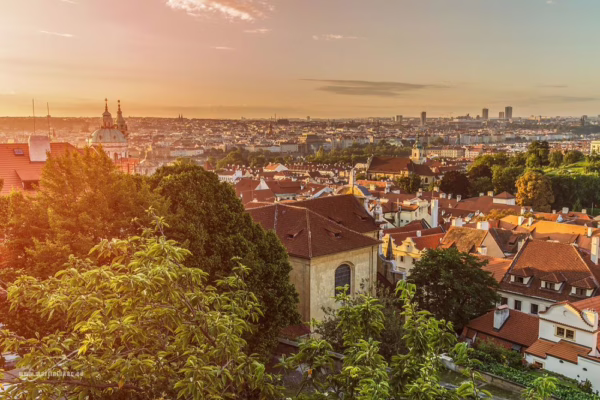 Jarní ráno nad střechami Prahy zalité teplým světlem, autor Martin Lukač, pražský fotograf, www.martinlukac.eu