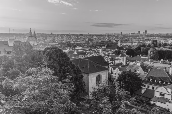 Černobílá verze pohledu na probouzející se Prahu za jarního svítání, autor Martin Lukač, pražský fotograf, www.martinlukac.eu