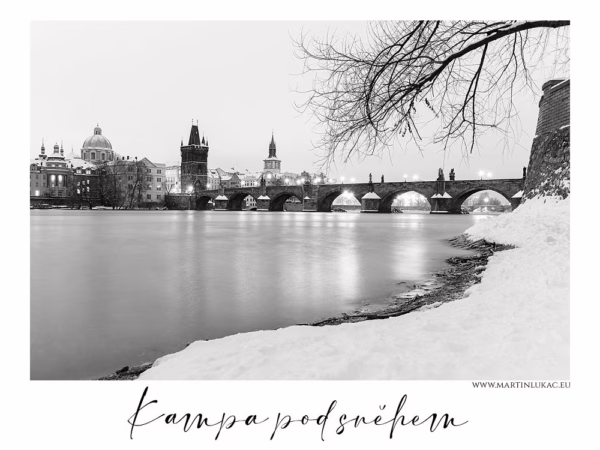 Zimní pohled z Kampy na Karlův most v Praze pokrytý sněhem, autor Martin Lukač, pražský fotograf, www.martinlukac.eu