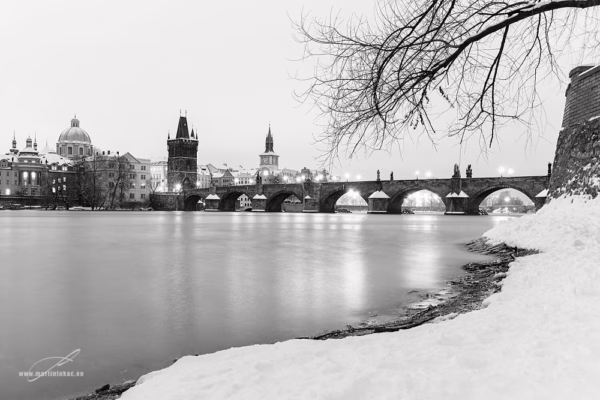 Černobílá verze - Zimní pohled z Kampy na Karlův most v Praze pokrytý sněhem, autor Martin Lukač, pražský fotograf, www.martinlukac.eu