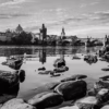 Karlův most za ranního světla v černobílém provedení, autor Martin Lukač, pražský fotograf, www.martinlukac.eu