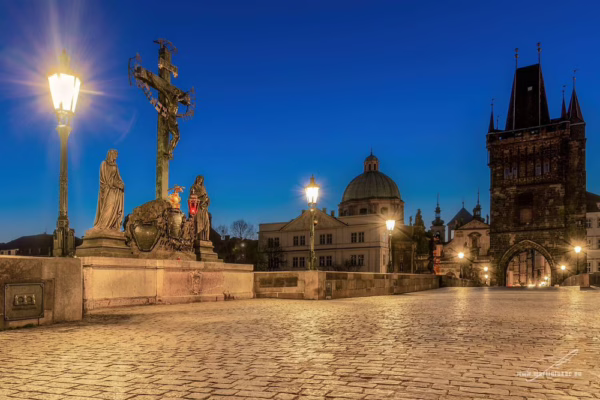 Karlův most bez lidí při večerním modrém světle, autor Martin Lukač, pražský fotograf, www.martinlukac.eu