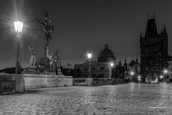 Karlův most bez lidí v černobílém podání, autor Martin Lukač, pražský fotograf, www.martinlukac.eu