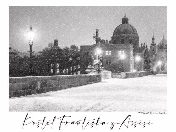 Pohled na zasněžený Karlův most s kostelem sv. Františka z Assisi, autor Martin Lukač, pražský fotograf, www.martinlukac.eu