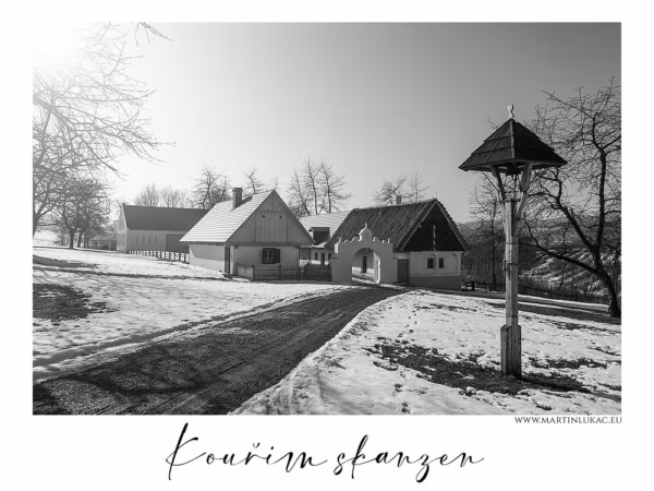 Kouřim skanzen – zimní pohled na historické chalupy pod sněhem, autor Martin Lukač