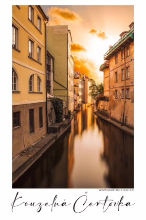 Kouzelná atmosféra večerní Čertovky s teplým západem slunce, autor Martin Lukač, pražský fotograf, www.martinlukac.eu