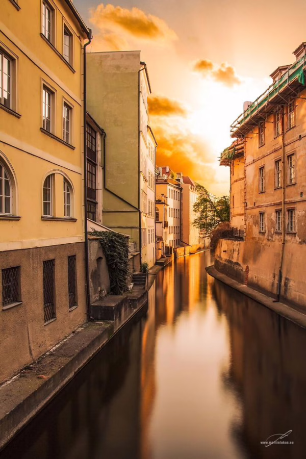 Kouzelná atmosféra večerní Čertovky s teplým západem slunce, autor Martin Lukač, pražský fotograf, www.martinlukac.eu