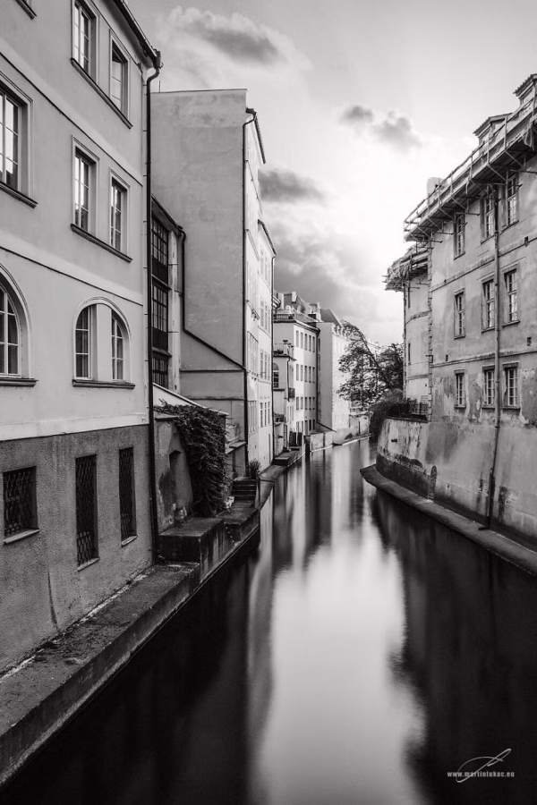 Černobílá verze - Čertovka ve večerním světle v černobílém podání, autor Martin Lukač, pražský fotograf, www.martinlukac.eu
