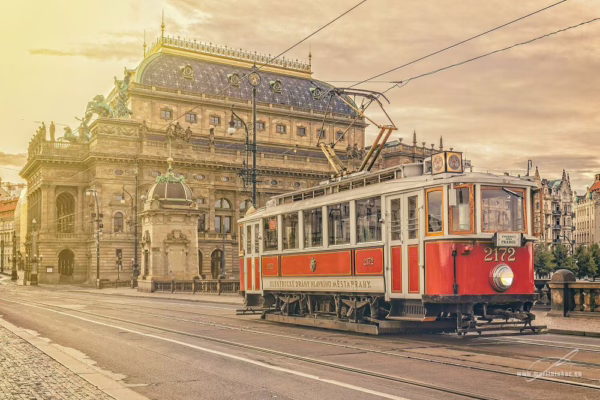 Historická tramvaj 2172 před budovou Národního divadla v Praze, autor Martin Lukač, pražský fotograf, www.martinlukac.eu