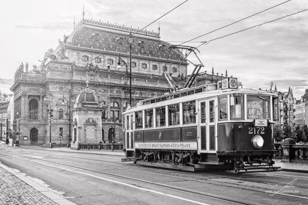 Historická tramvaj 2172 v černobílém podání, autor Martin Lukač, pražský fotograf, www.martinlukac.eu