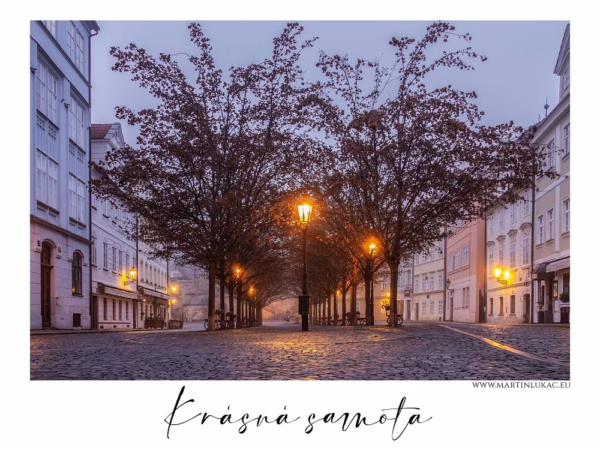 Poklidná ulice s rozsvícenými lampami v ranní mlze, autor Martin Lukač, pražský fotograf, www.martinlukac.eu
