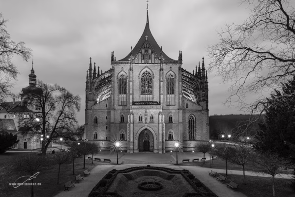 Kutná hora Unesco – černobílá verze chrámu svaté Barbory v podvečer, autor Martin Lukač, www.martinlukac.eu