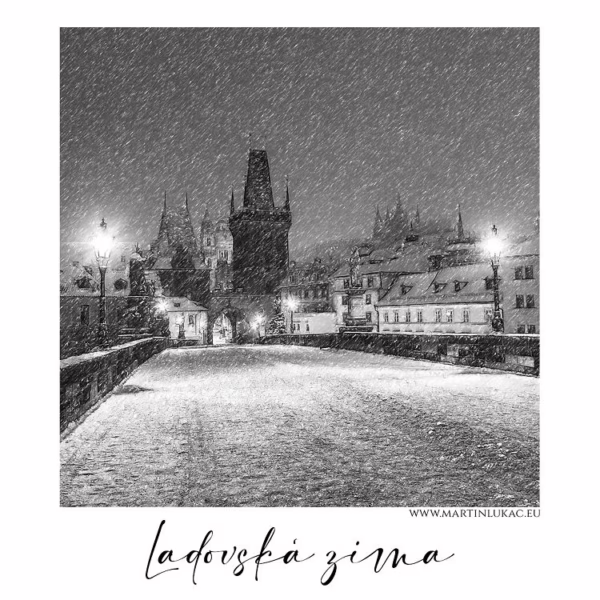 Pohled na zasněžený Karlův most s věží v pozadí, autor Martin Lukač, pražský fotograf, www.martinlukac.eu