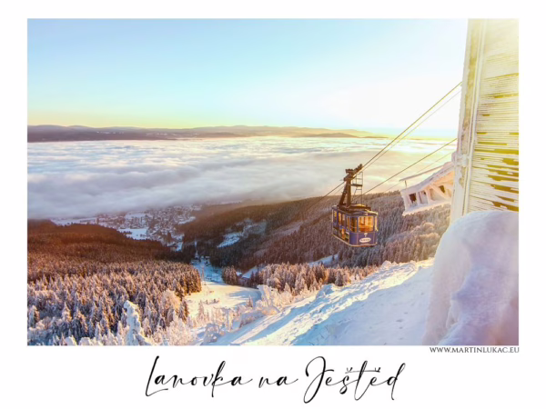 Lanovka na Ještěd – zimní pohled na lanovku stoupající nad zasněženou krajinou, autor Martin Lukač, www.martinlukac.eu