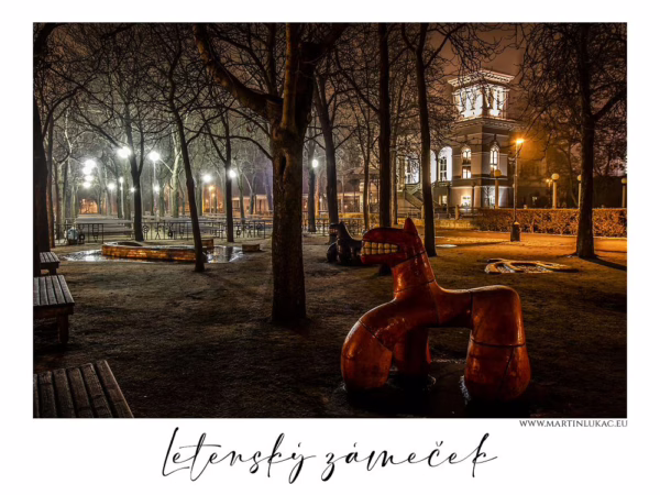 Letenský zámeček a sochy v nočním parku s nasvícenými stromy, autor Martin Lukač, pražský fotograf, www.martinlukac.eu