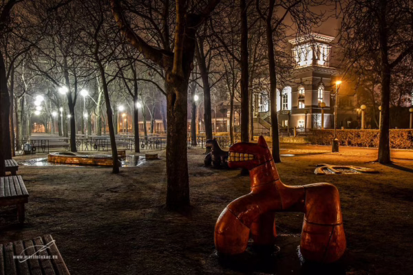 Letenský zámeček a sochy v nočním parku s nasvícenými stromy, autor Martin Lukač, pražský fotograf, www.martinlukac.eu