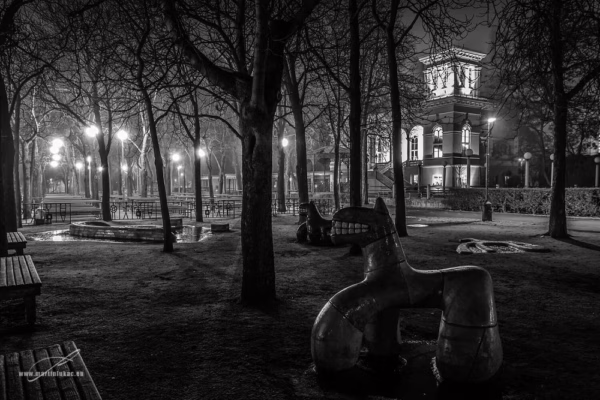 Letenský zámeček a nasvícený park v černobílém podání, autor Martin Lukač, pražský fotograf, www.martinlukac.eu