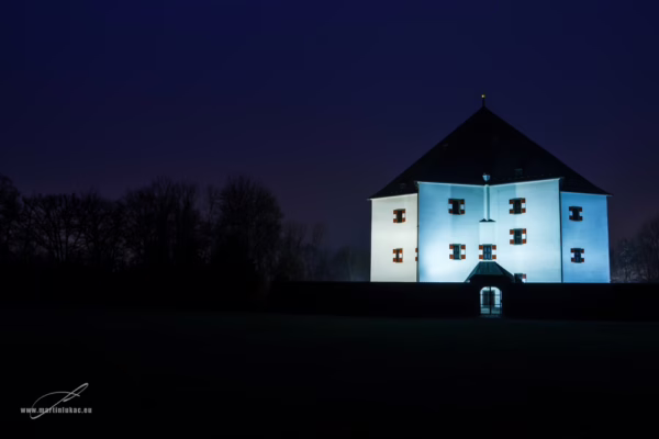 Letohrádek Hvězda nasvícený v noční tmě, autor Martin Lukač, pražský fotograf, www.martinlukac.eu